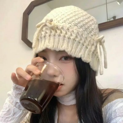 戴流苏耳环的少女